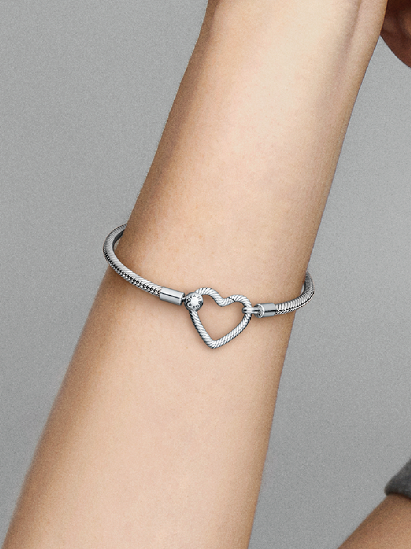 Женский браслет Pandora Moments Heart Closure Snake Chain, Sterling silver, цвет: Серебро — фото 3