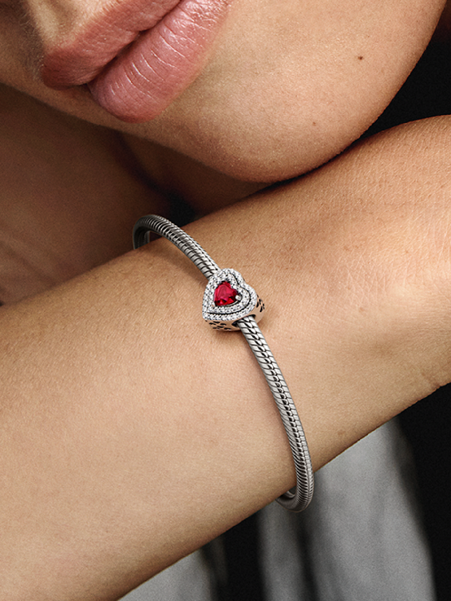 Женский шарм Pandora Sparkling Levelled Heart Charm, цвет: Серебро — фото 3