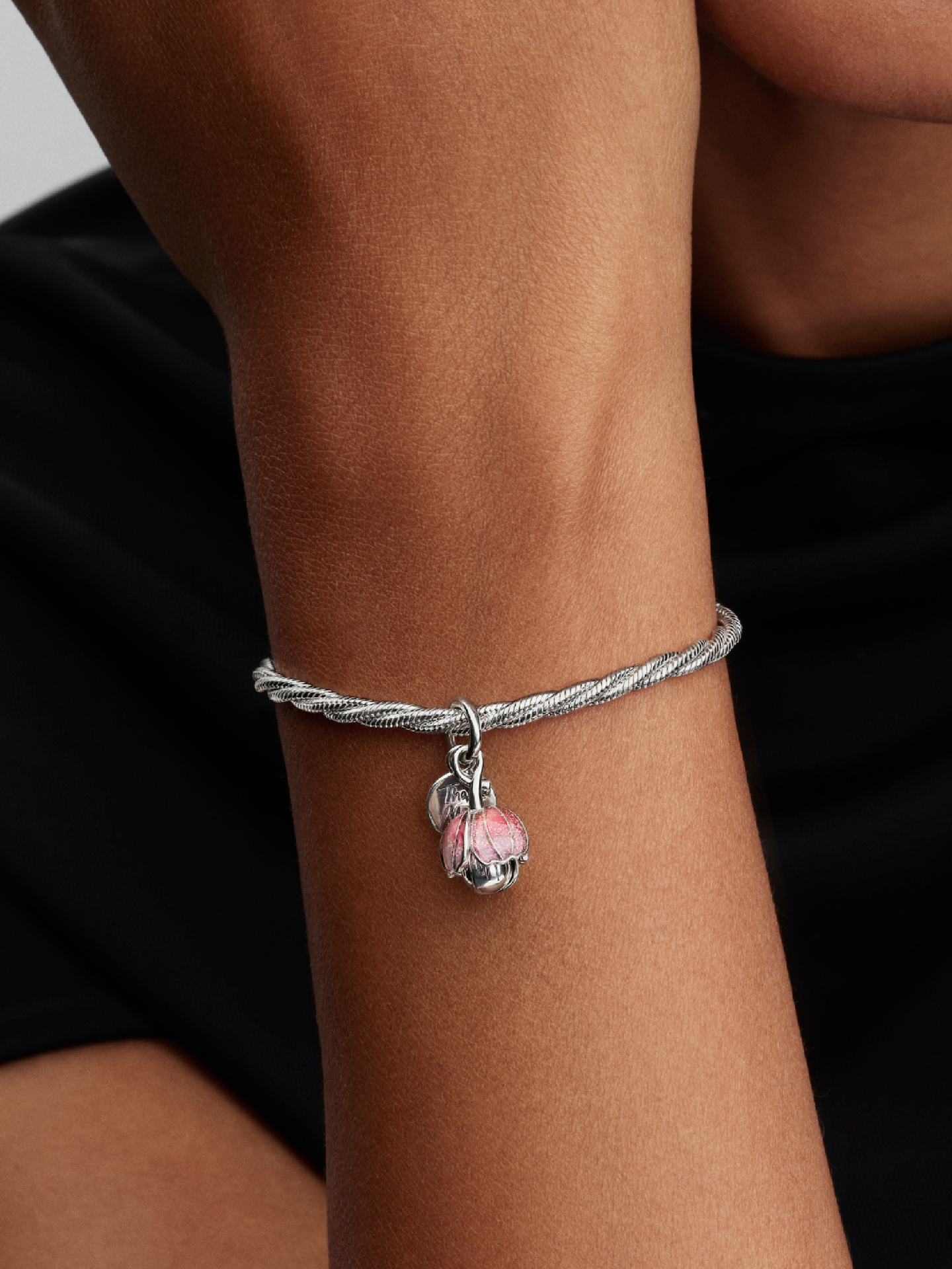 Женский шарм Pandora Two-Tone Blooming Flower Dangle Charm, цвет: Серебро — фото 3