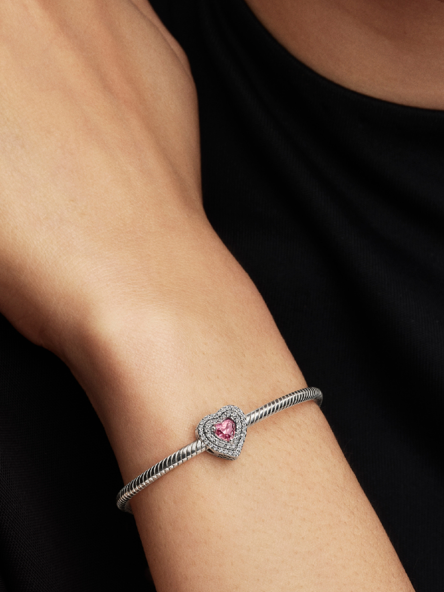 Женский шарм Pandora Sparkling Leveled Hearts Charm, Sterling silver #799218C03, цвет: Серебро — фото 3