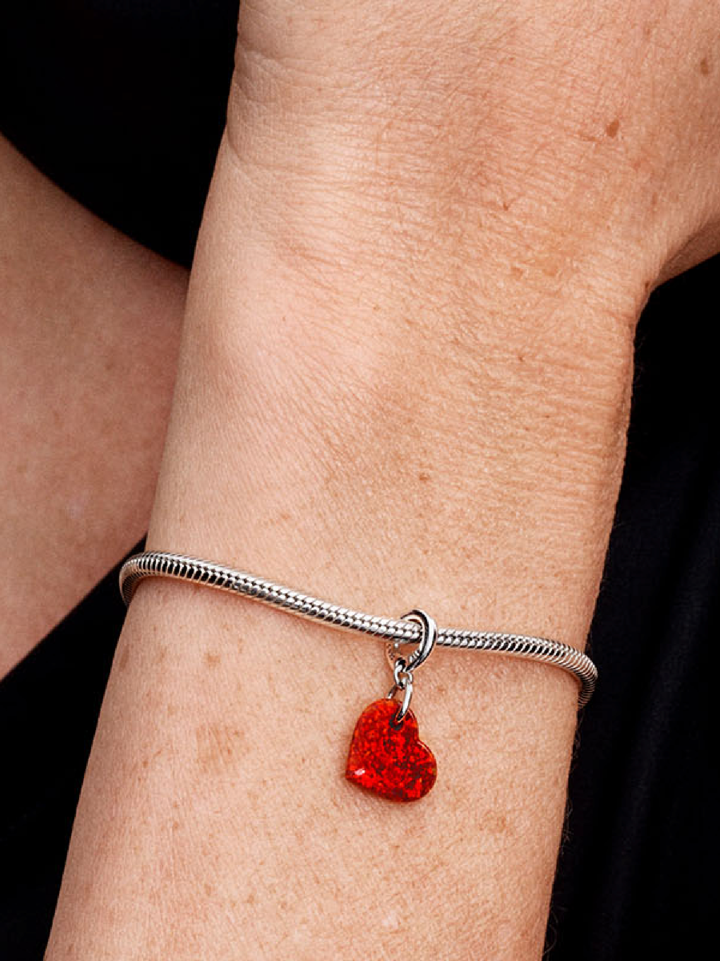 Женский шарм Pandora Opalescent Red Heart Dangle Charm, цвет: Серебро — фото 3
