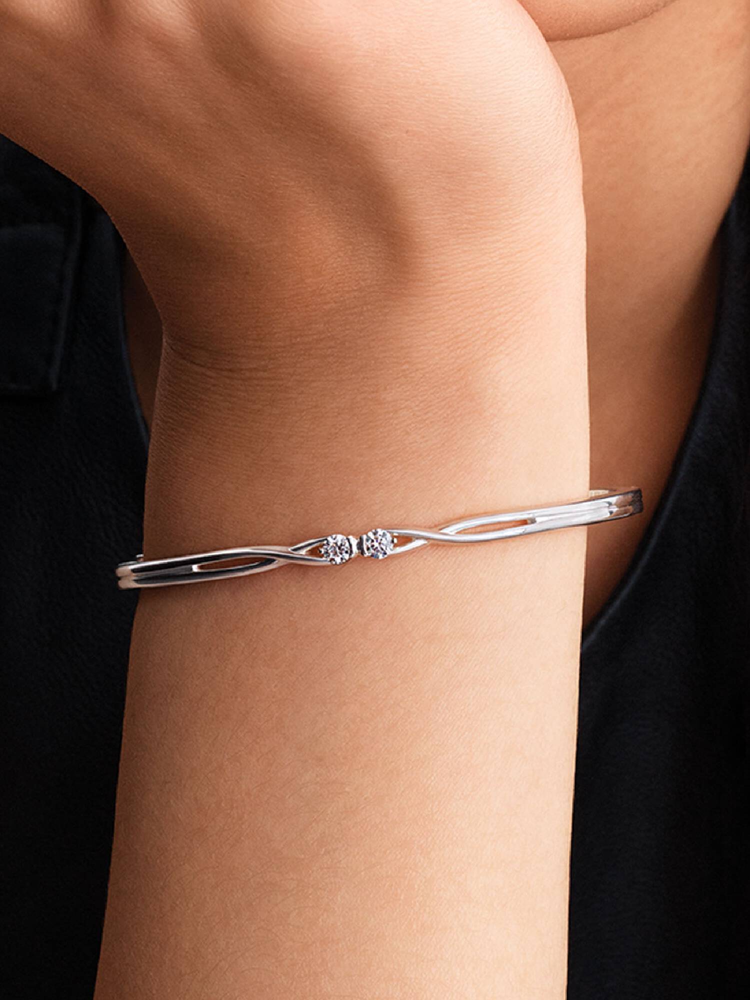 FINAL SALE - Pandora Infinite Sterling Silver Double-Facing Lab-grown Diamond Bangle