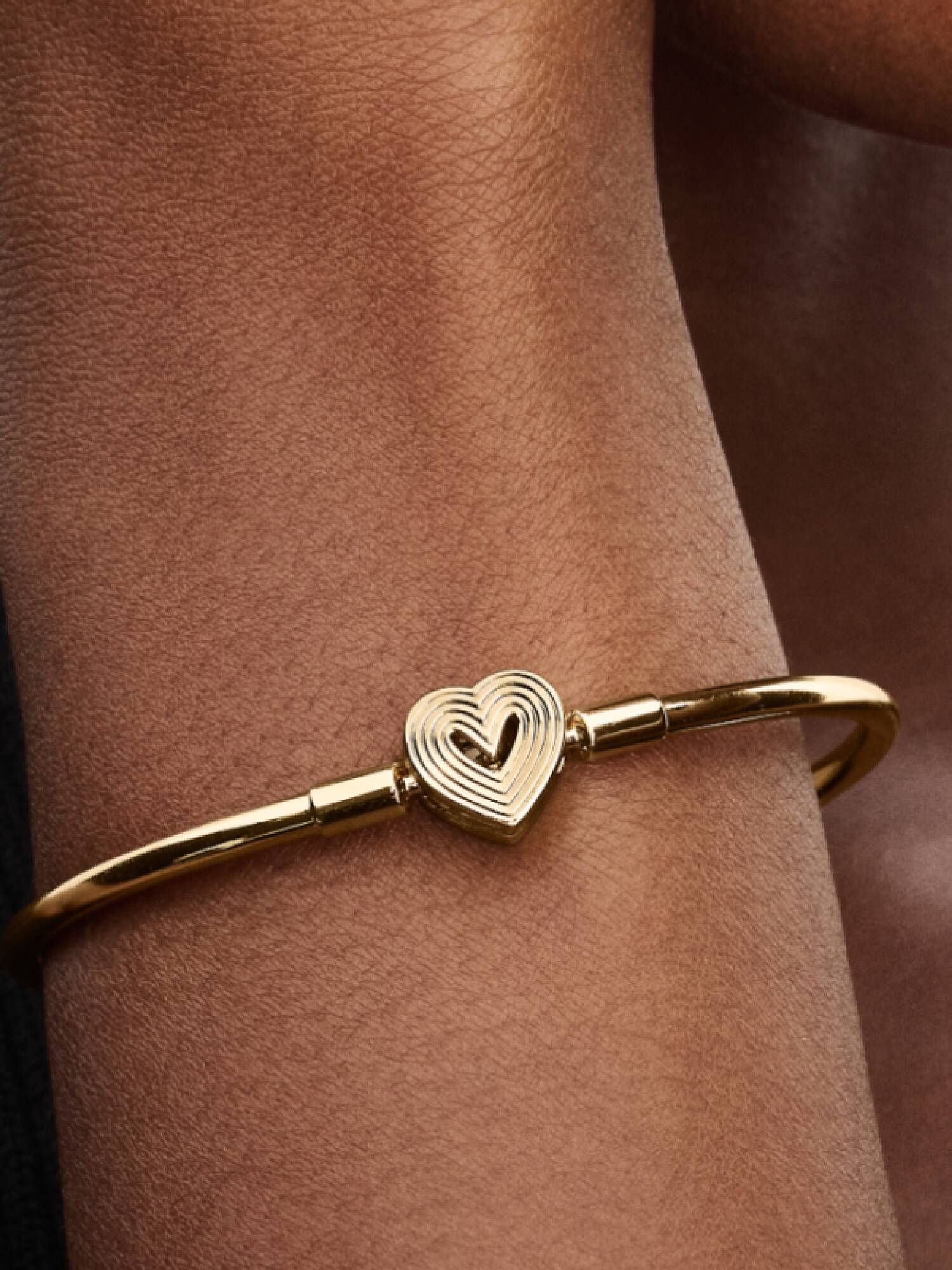 FINAL SALE - Radiating Heart Clasp Bangle