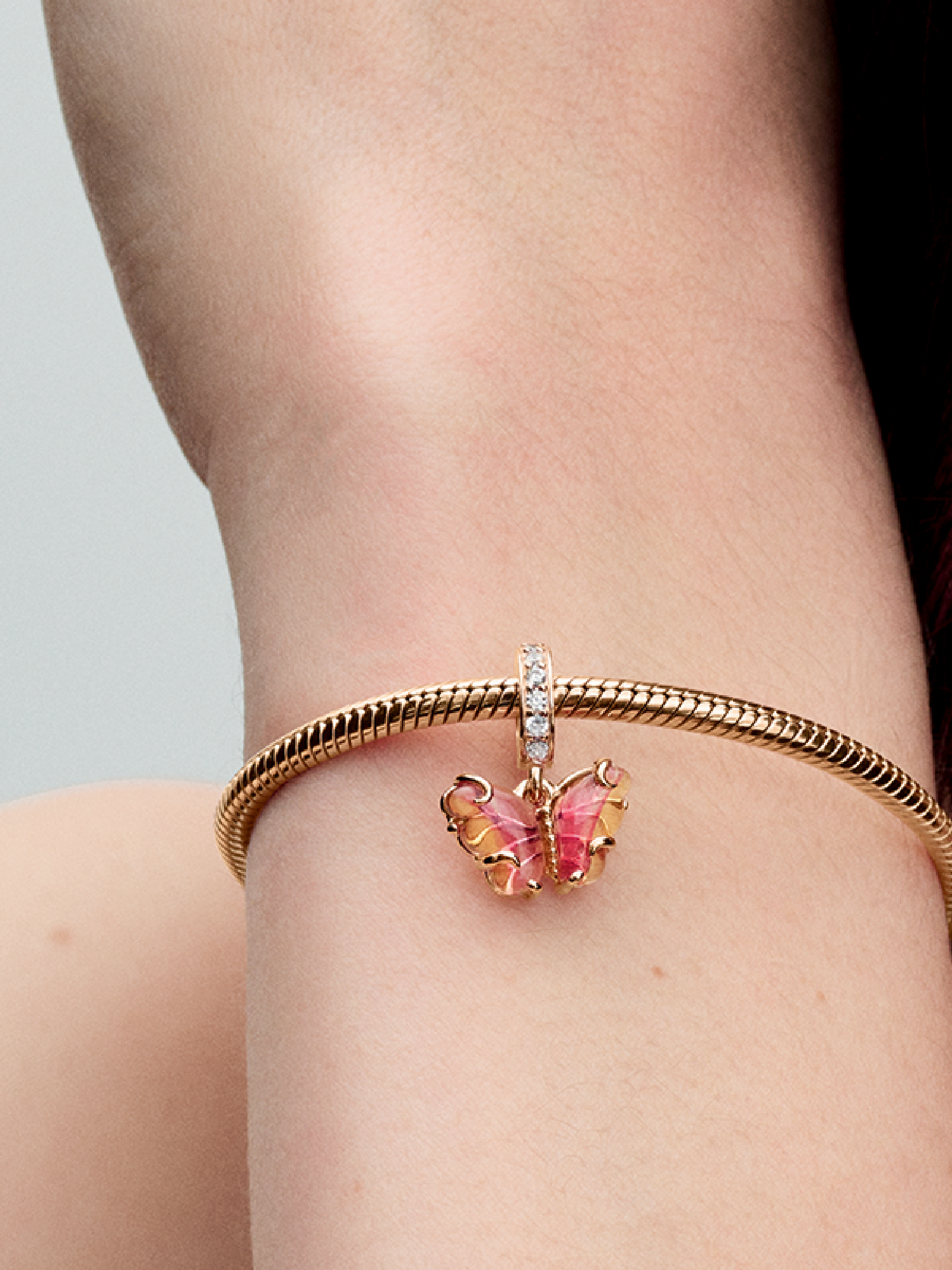Женский шарм Pandora Pink & Yellow Murano Glass Butterfly Dangle Charm, цвет: Покрытие розовым золотом — фото 3