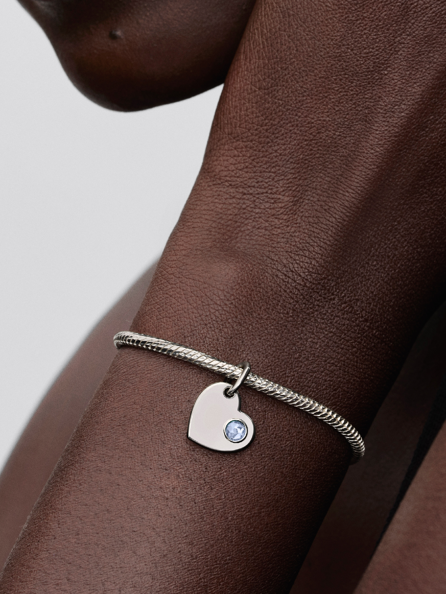 Женский шарм Pandora March Engravable Heart Aqua Blue Stone Dangle Charm, цвет: Серебро — фото 3