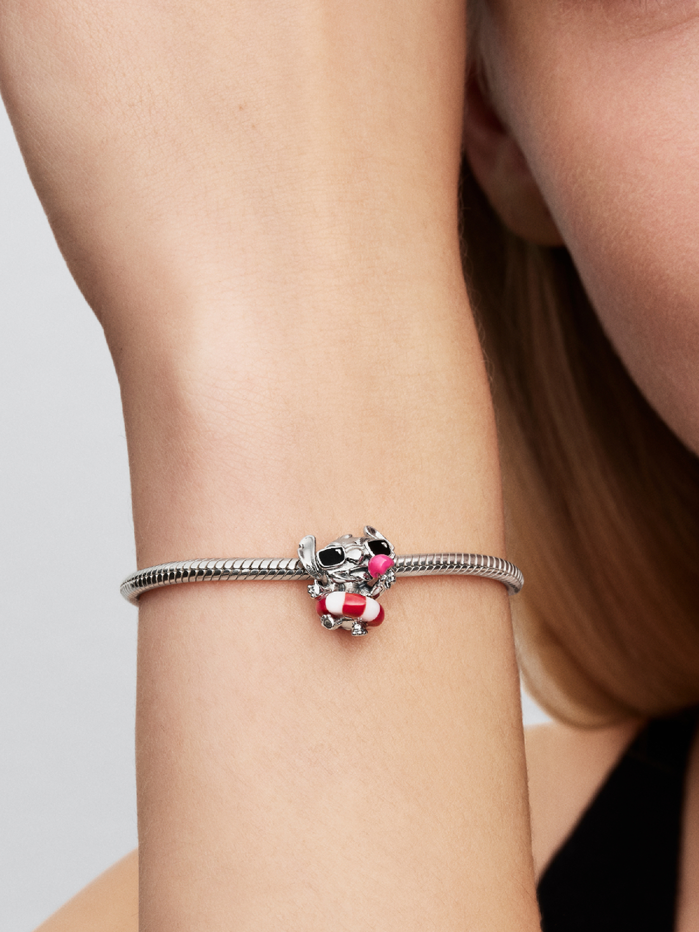 Женский шарм Pandora Disney Stitch Summer Fun Charm, цвет: Серебро — фото 3