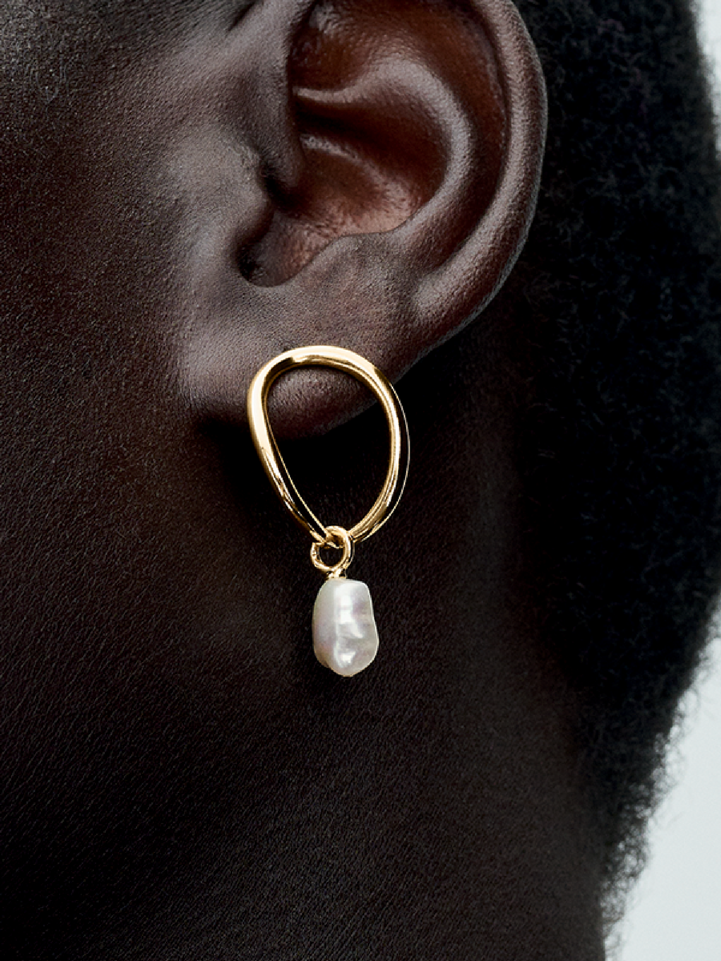 Женские серьги Pandora Organically Shaped Circle & Baroque Treated Freshwater Cultured Pearl, цвет: Позолоченный — фото 3