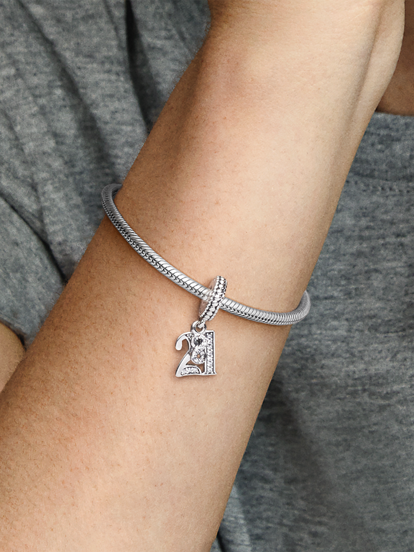 Женский шарм Pandora 21st Celebration Dangle Charm, цвет: Серебро — фото 3