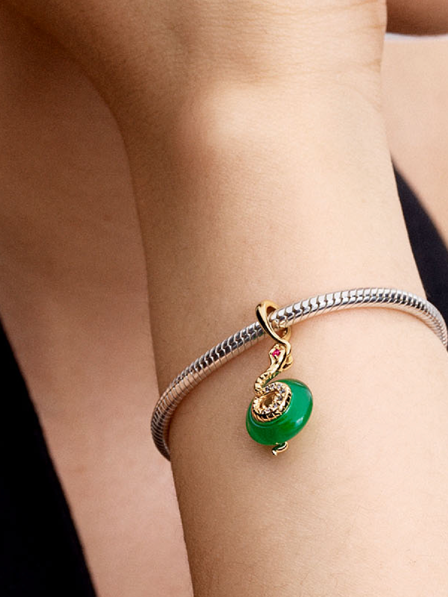 Женский шарм Pandora Snake Green Murano Glass Dangle Charm, цвет: Позолоченный — фото 3