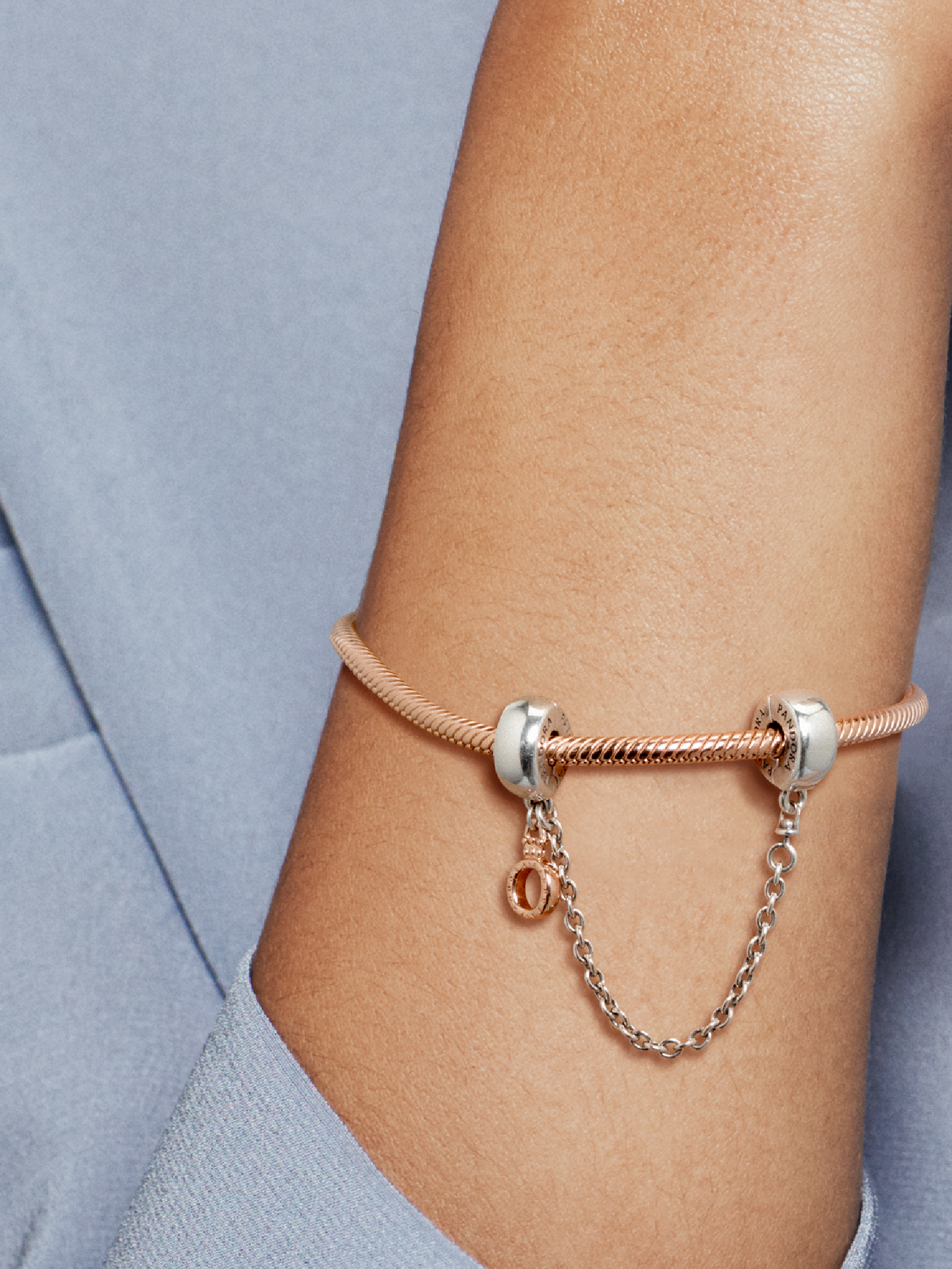 Женский шарм Pandora Dangling Crown O Safety Chain Charm, цвет: Двухцветный — фото 3