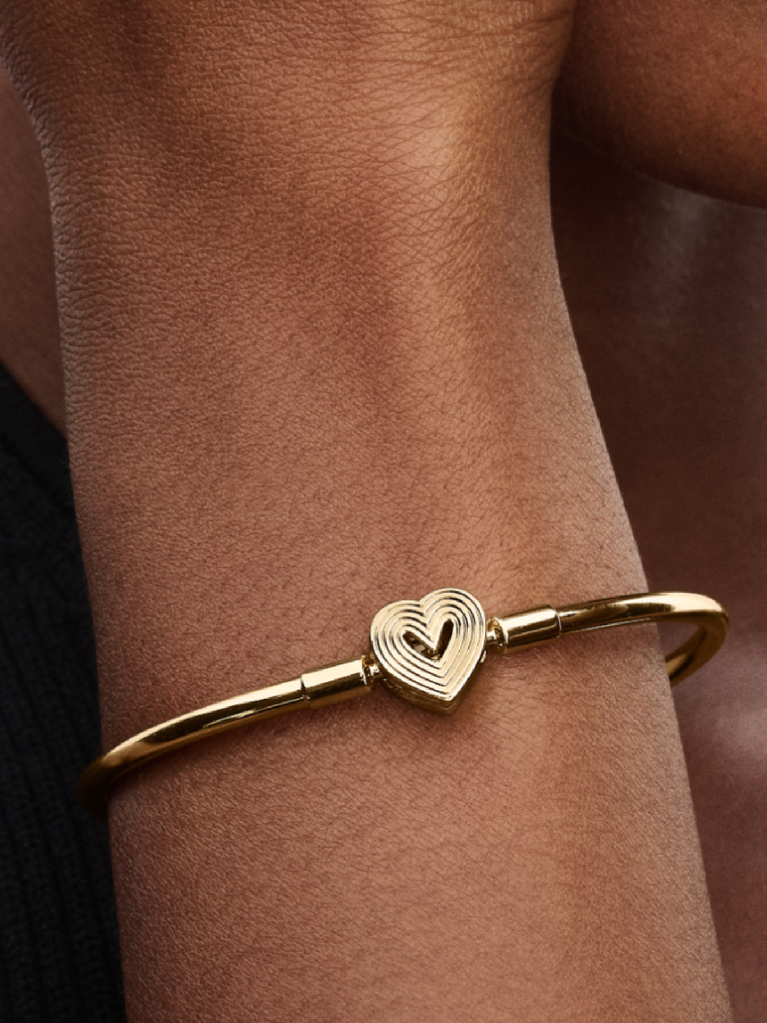 Radiating Heart Clasp Bangle