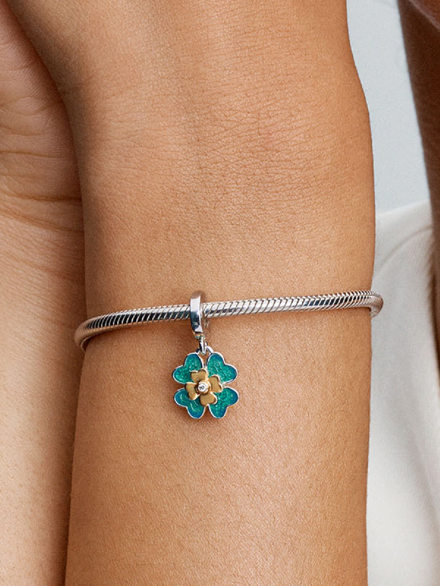 Женский шарм Pandora 2025 Four Leaf Clover Lab-Grown Diamond Dangle Charm, цвет: Двухцветный — фото 3