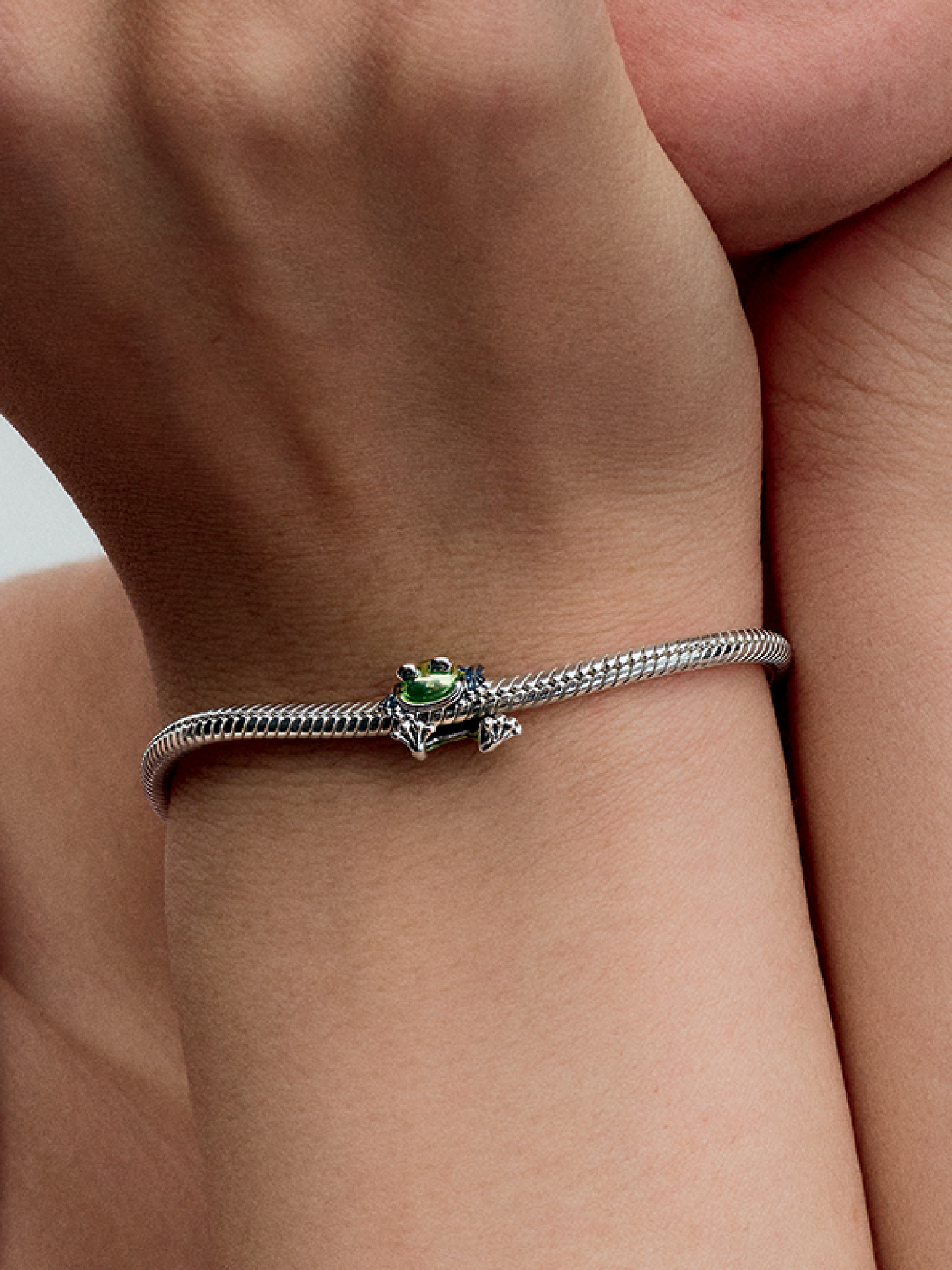 Женский шарм Pandora Climbing Frog Charm, цвет: Серебро — фото 3
