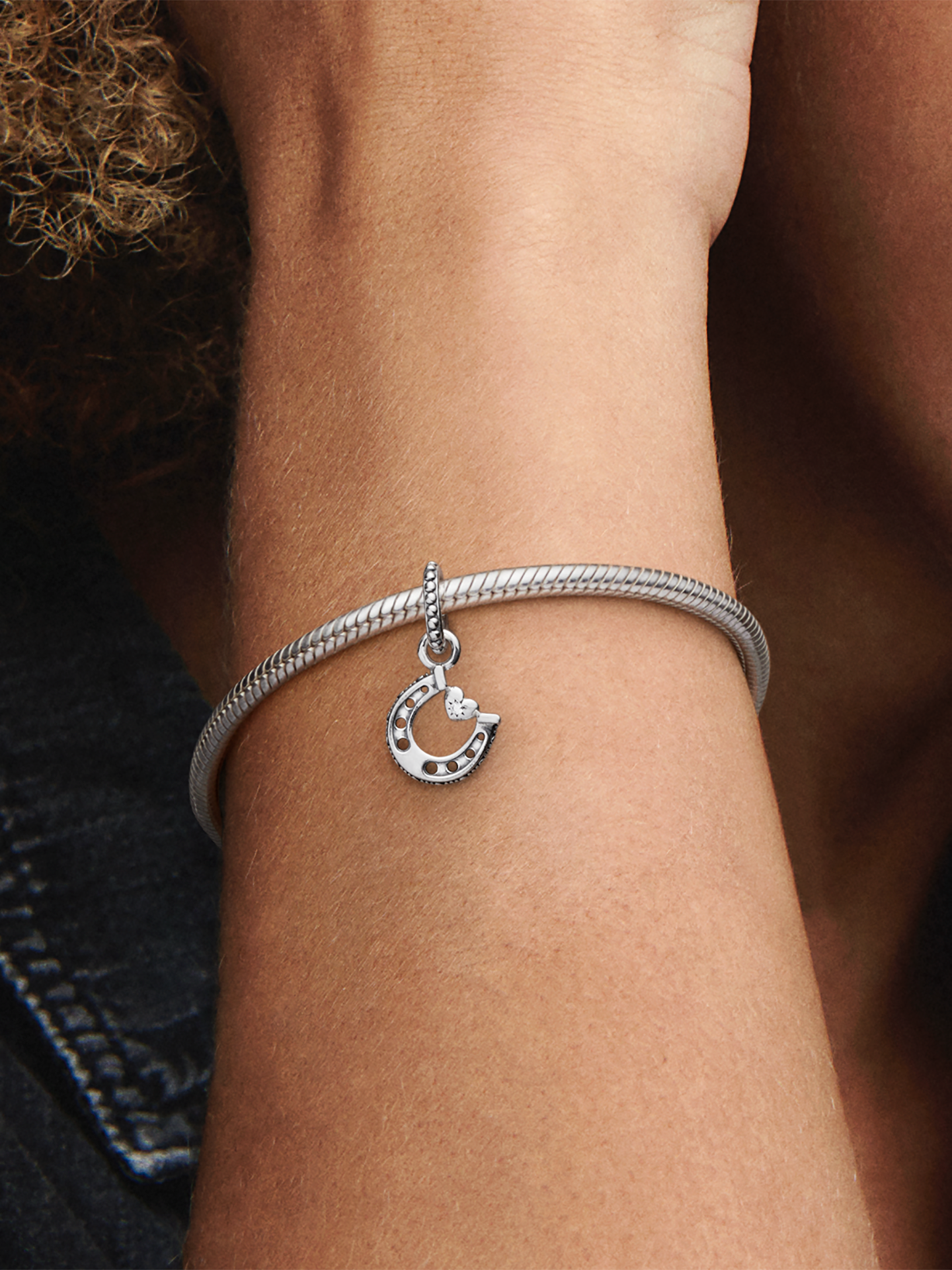Женский шарм Pandora Good Luck Horseshoe Dangle Charm, цвет: Серебро — фото 3