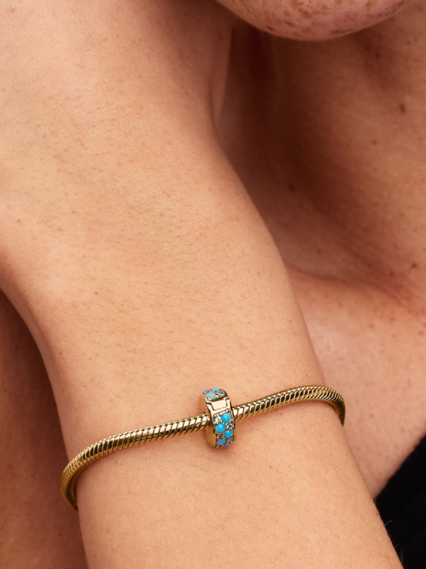 Женский шарм Pandora Aqua Blue Clip Charm, цвет: Позолоченный — фото 3