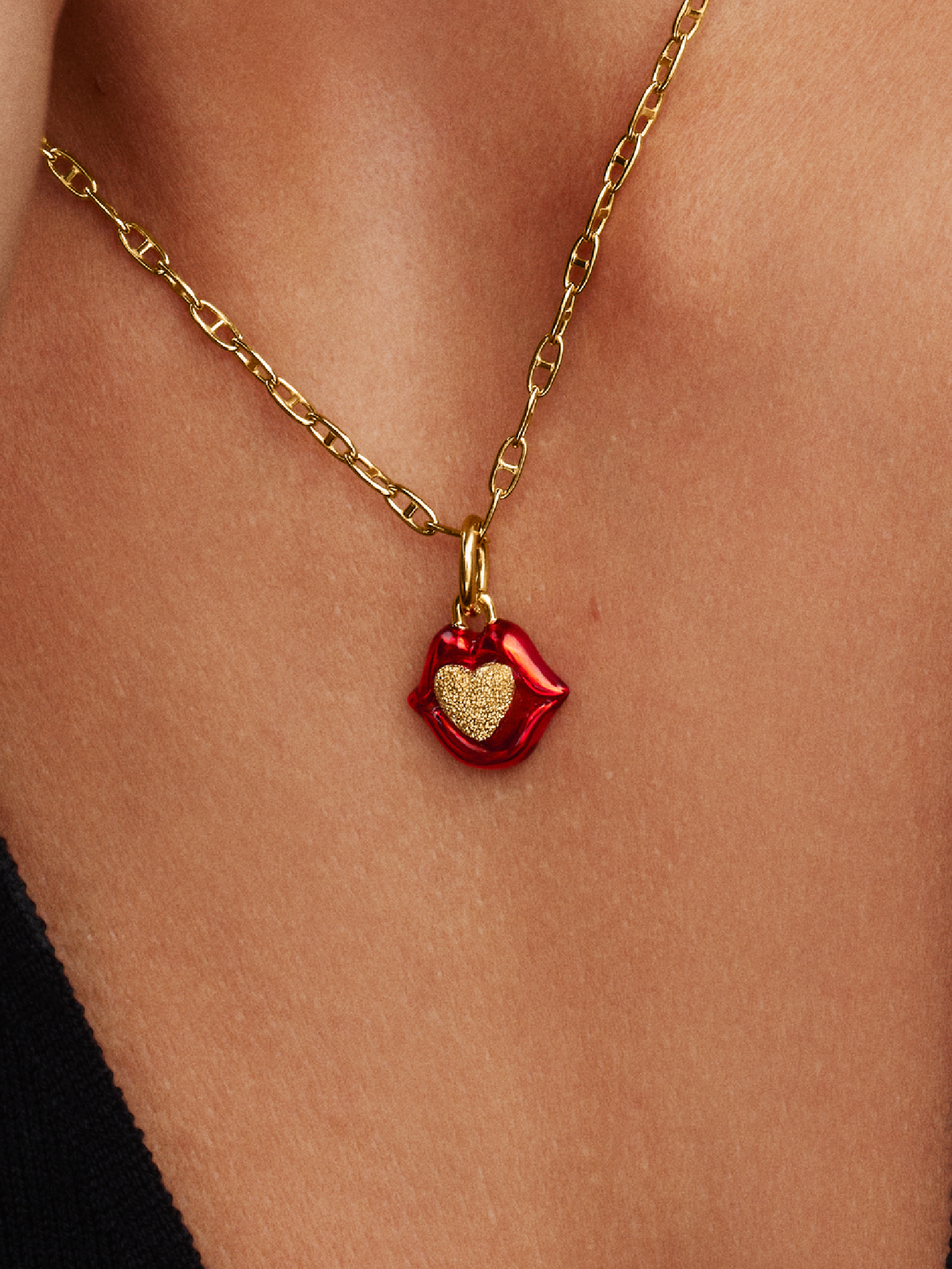Женский шарм Pandora Pat McGrath The Lips of Love Dangle Charm, цвет: Позолоченный — фото 3