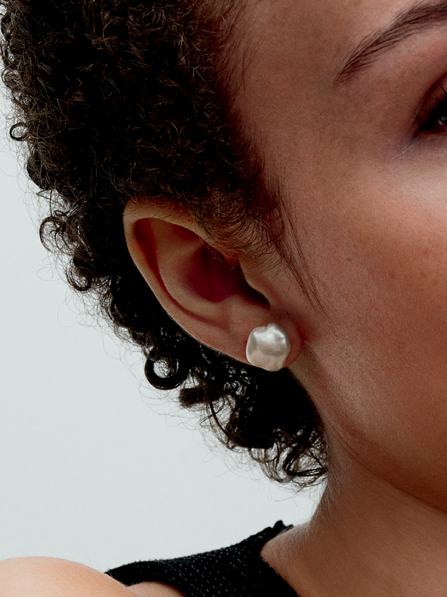 Женские серьги Pandora Baroque Treated Freshwater Cultured Pearl, цвет: Позолоченный — фото 3
