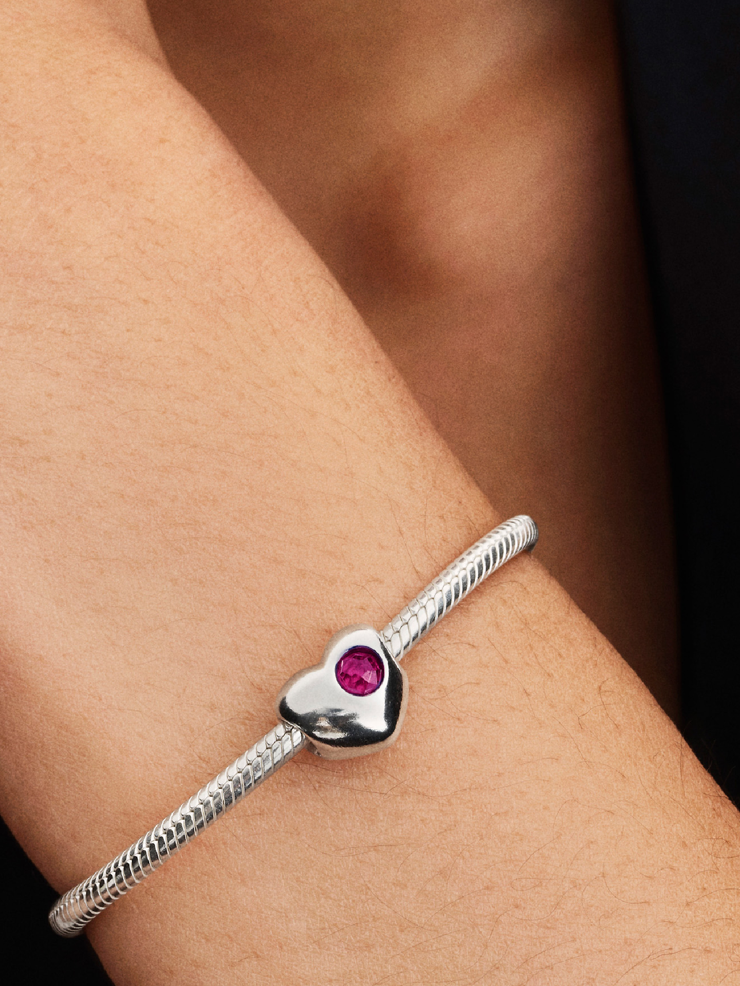 Женский шарм Pandora July Engravable True Red Stone Heart Charm, цвет: Серебро — фото 3