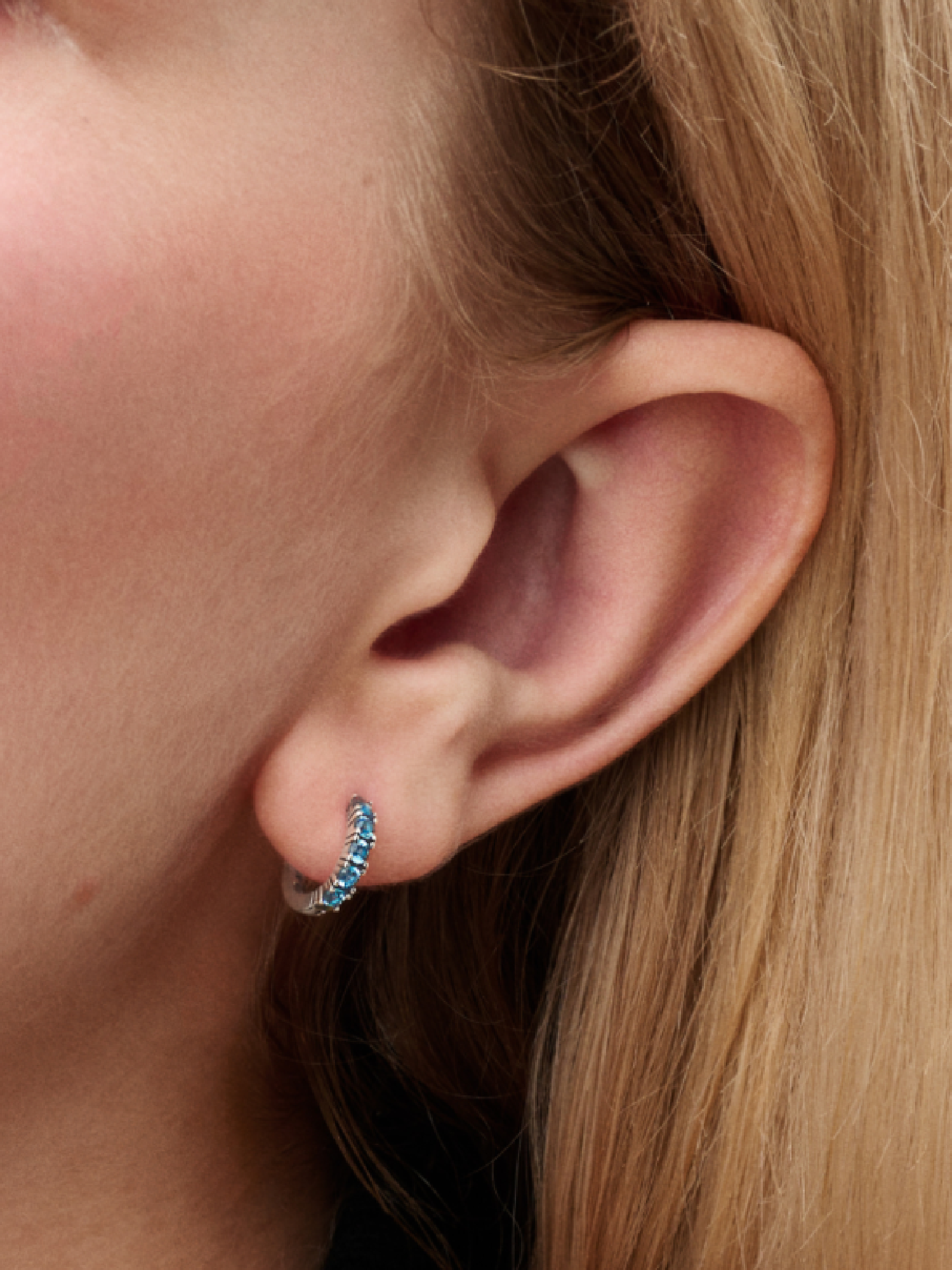 Женские серьги Pandora Light Blue Huggie, цвет: Серебро — фото 3