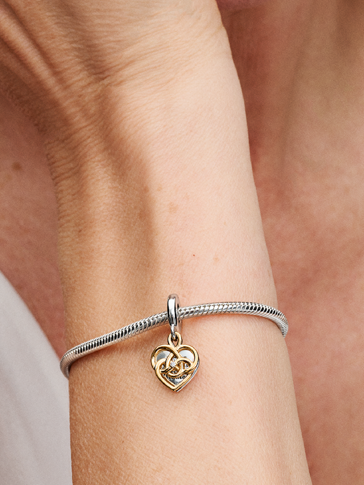 Женский шарм Pandora Lab-grown Diamond Engravable Mom Double Dangle Charm, цвет: Двухцветный — фото 3