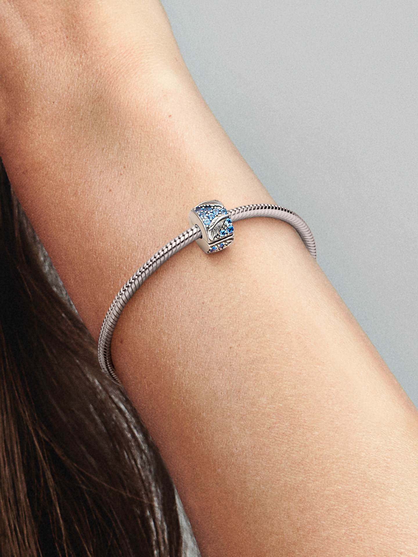 Женский шарм Pandora Curved Feather & Pavé Clip Charm, цвет: Серебро — фото 3