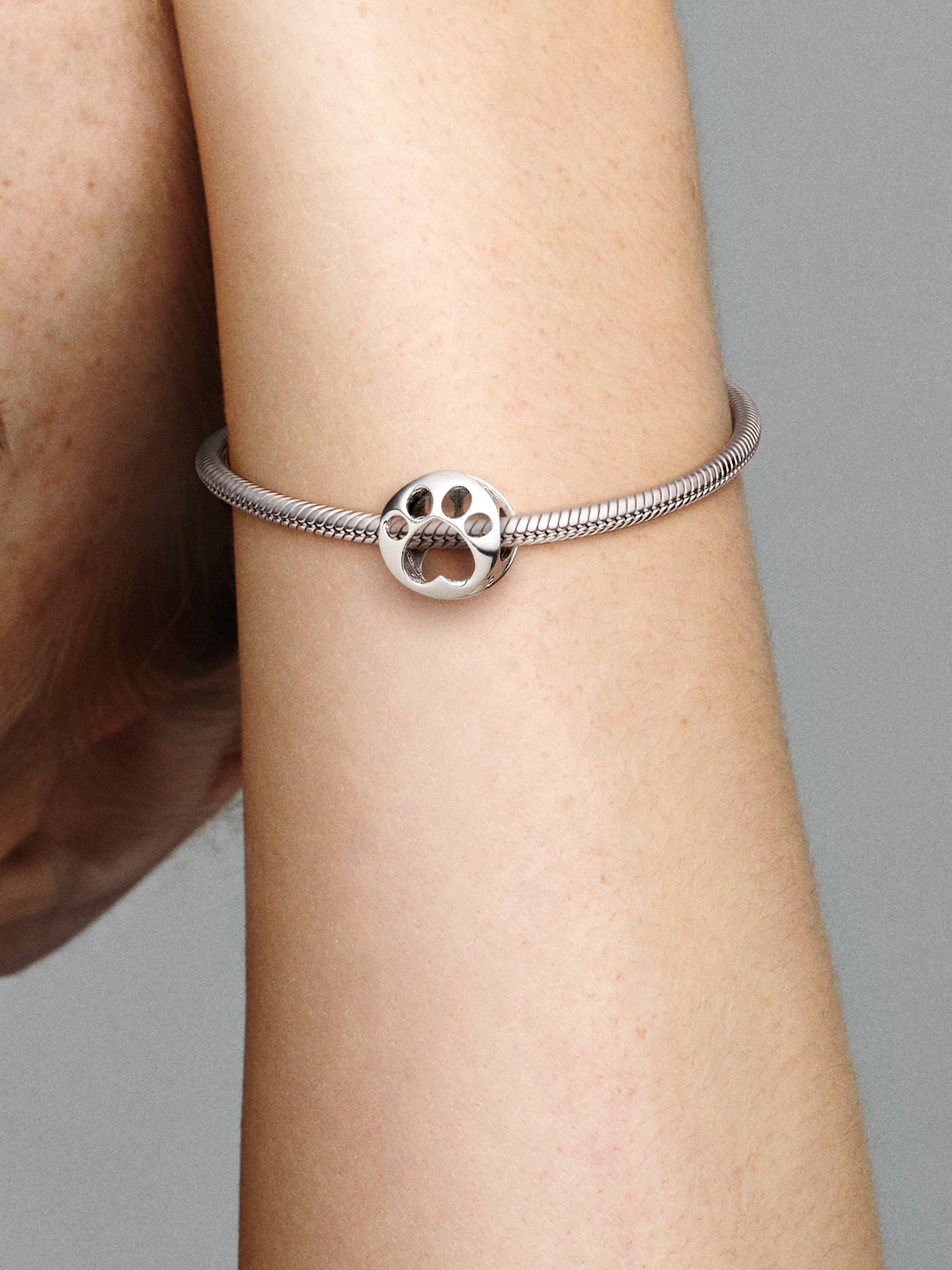 Женский шарм Pandora Openwork Paw Print Charm, цвет: Серебро — фото 3
