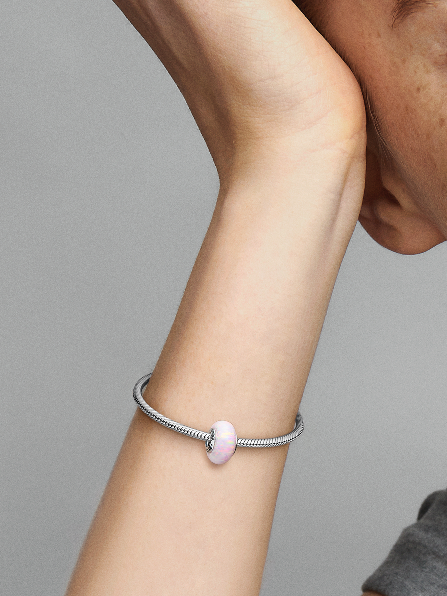 Женский шарм Pandora Opalescent Pink Charm, цвет: Серебро — фото 3