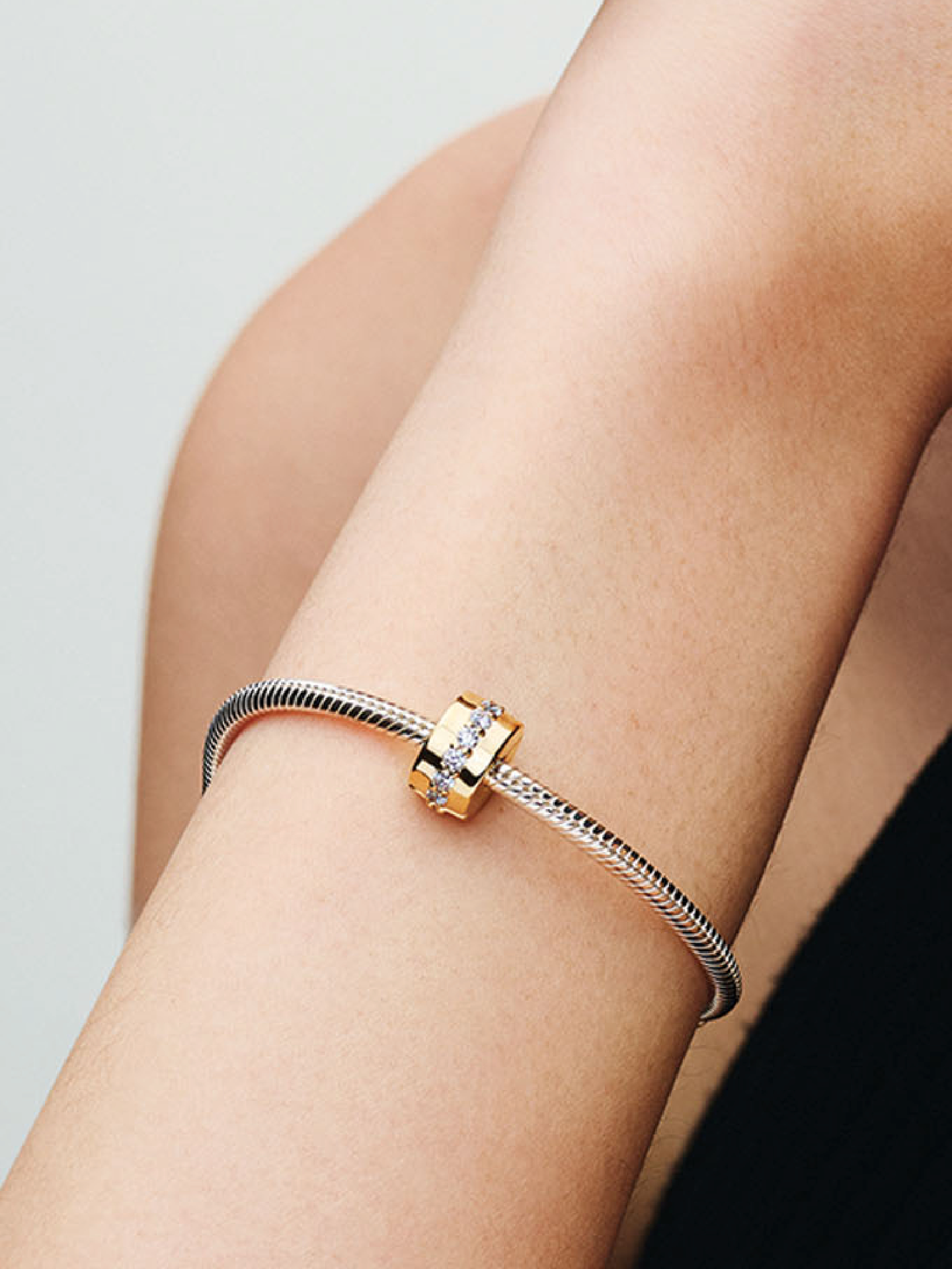 Женский шарм Pandora Clear Sparkling Row Clip Charm, Gold plated, цвет: Позолоченный — фото 3