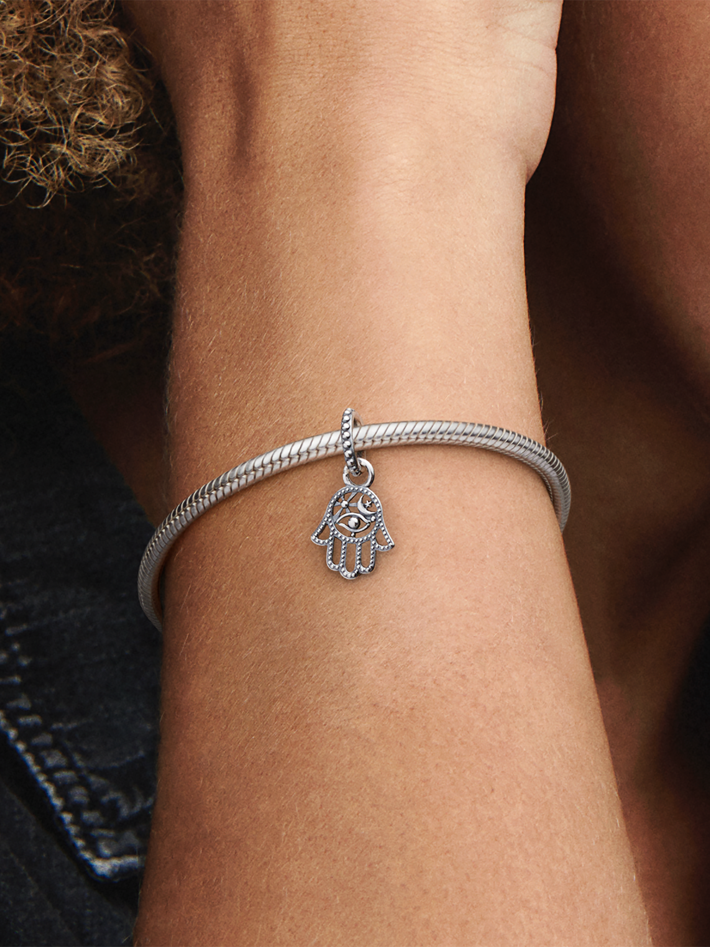 Женский шарм Pandora Protective Hamsa Hand Dangle Charm, Sterling silver, цвет: Серебро — фото 3