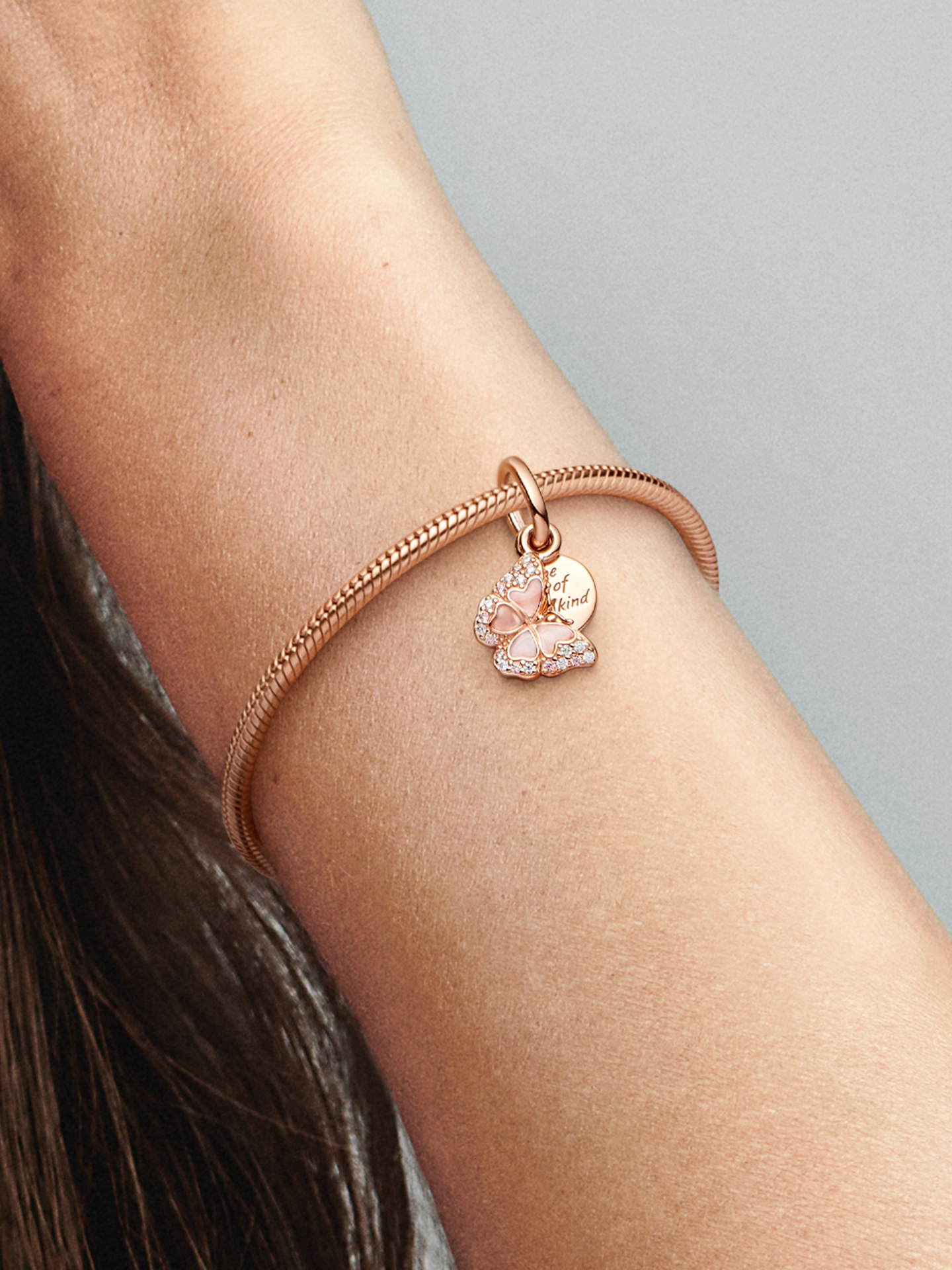 Женский шарм Pandora Pink Butterfly & Quote Double Dangle Charm, цвет: Покрытие розовым золотом — фото 3