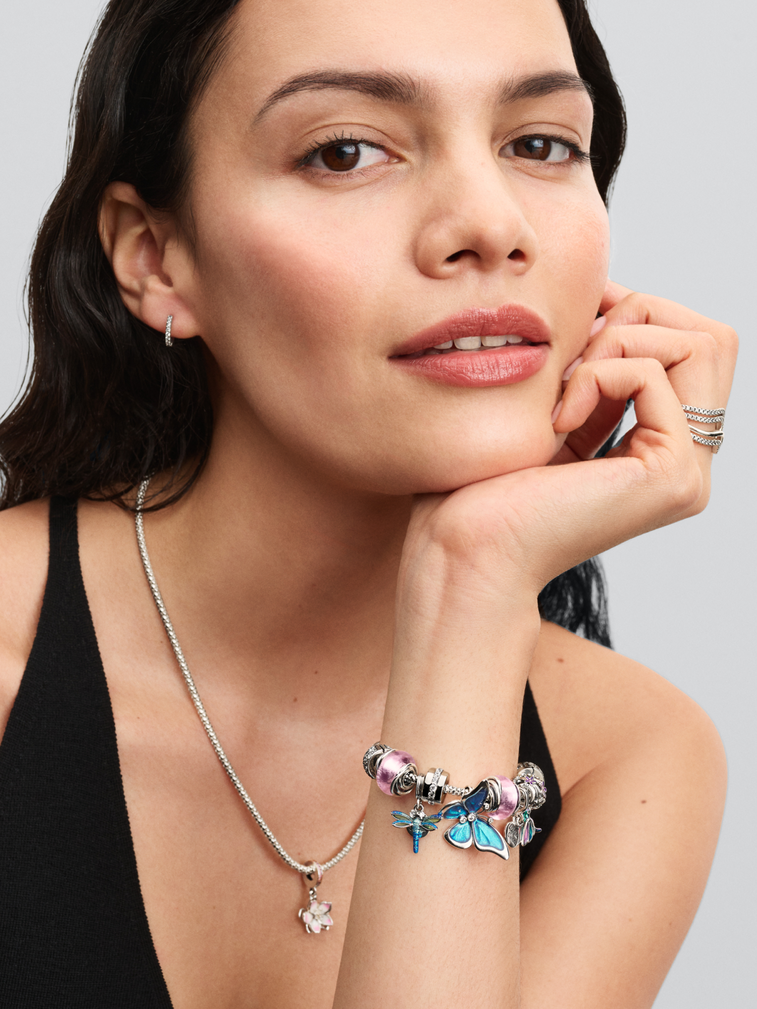 Q125_B_PDP_Model_Styled_01_Spr