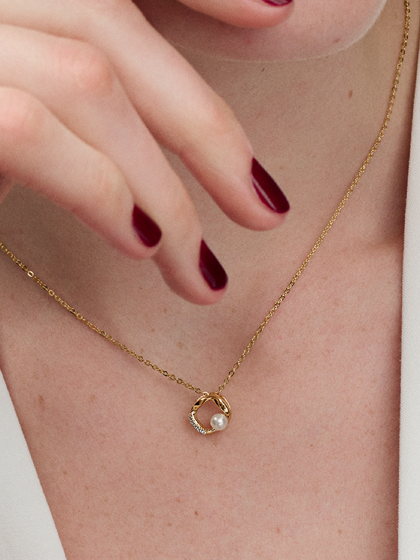 Женское колье Pandora Organically Shaped Pavé Circle & Treated Freshwater Cultured Pearl Collier, Gold plated, цвет: Позолоченный — фото 3
