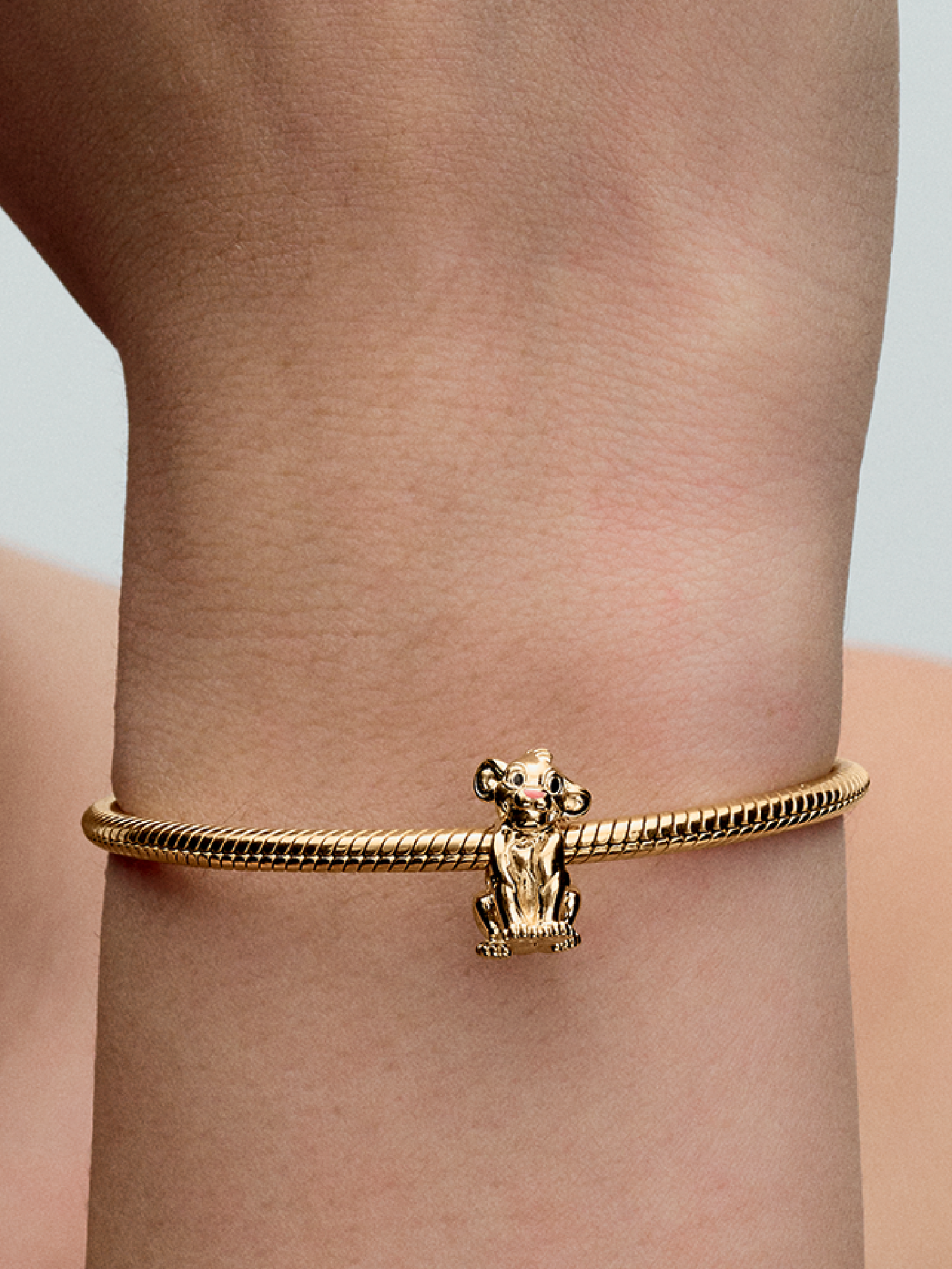 Женский шарм Pandora Disney The Lion King Simba Charm, цвет: Позолоченный — фото 3