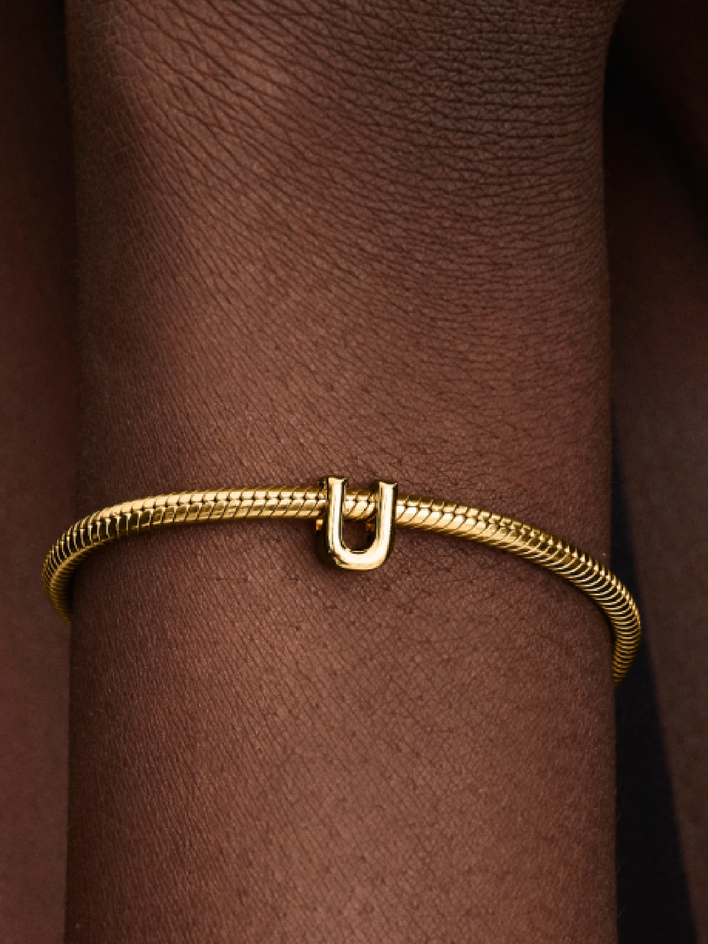 Женский шарм Pandora Letter U Alphabet Charm, Gold plated, цвет: Позолоченный — фото 3