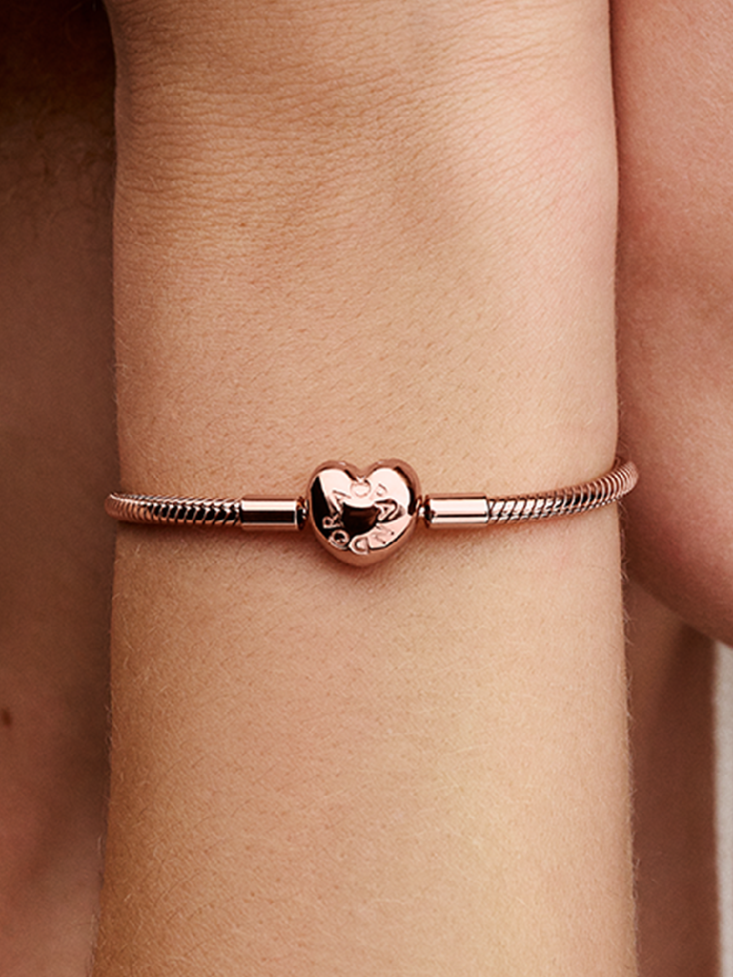 Женский браслет Pandora Moments Heart Clasp Snake Chain, Rose gold plated, цвет: Покрытие розовым золотом — фото 3