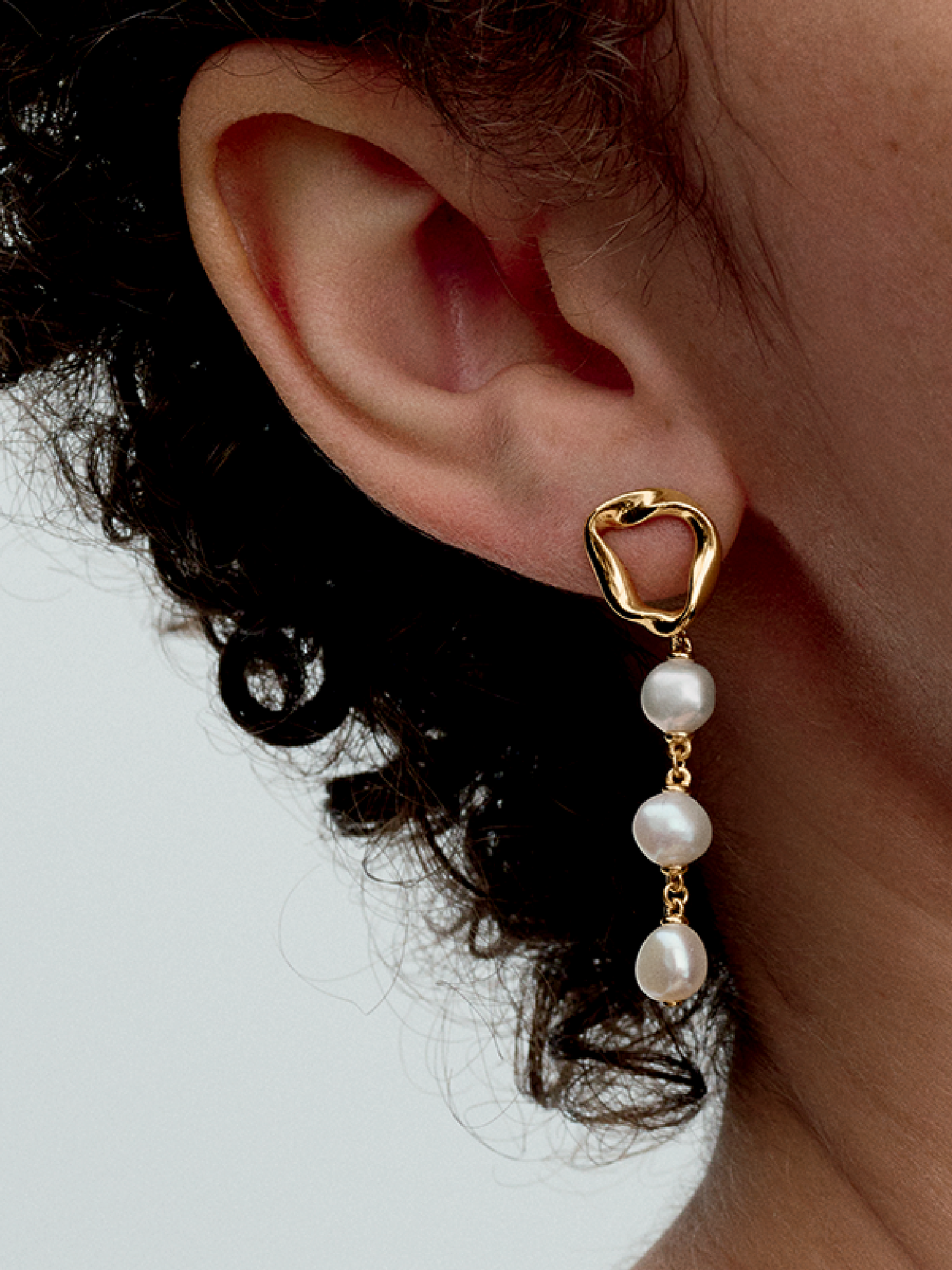 Женские серьги Pandora Organically Shaped Circle & Baroque Treated Freshwater Cultured Pearls Drop, цвет: Позолоченный — фото 3