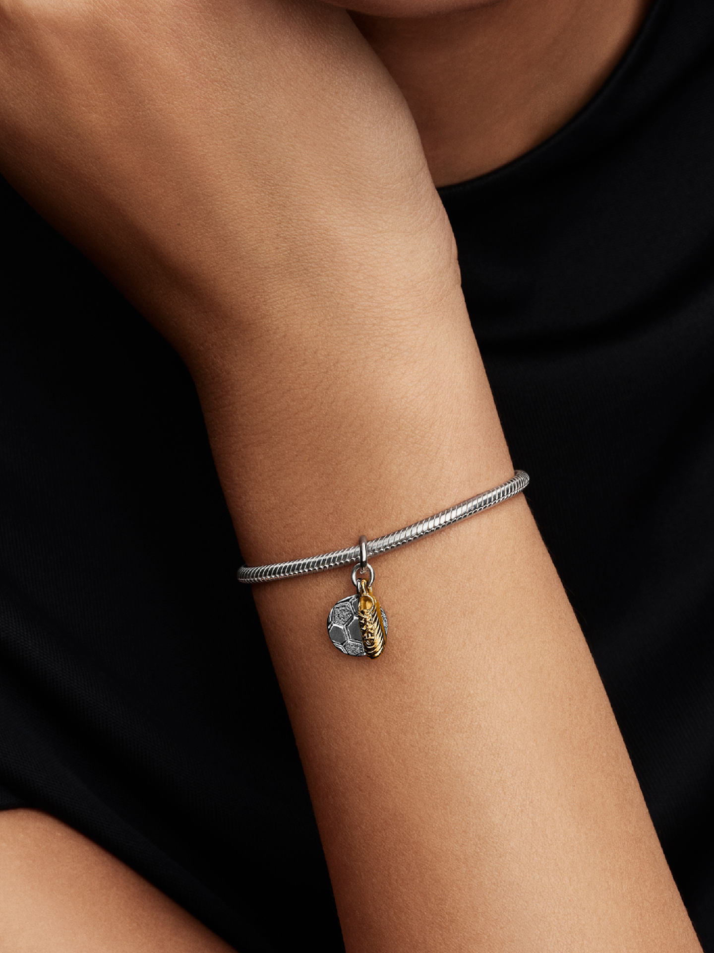 Обувь Pandora Engravable Soccer Shoe Double Dangle Charm, цвет: Двухцветный — фото 3