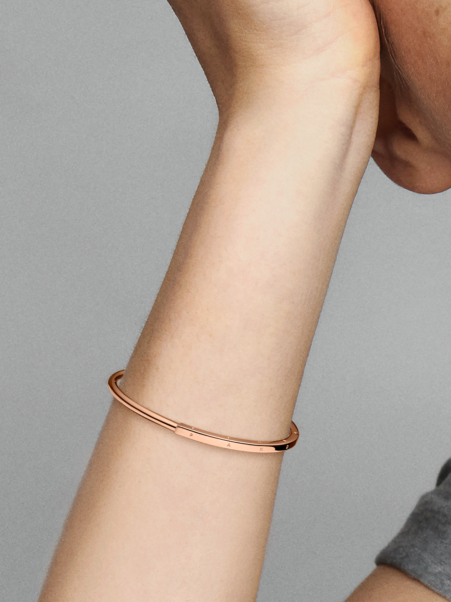 Женский браслет Pandora Signature I-D Open, цвет: Покрытие розовым золотом — фото 3