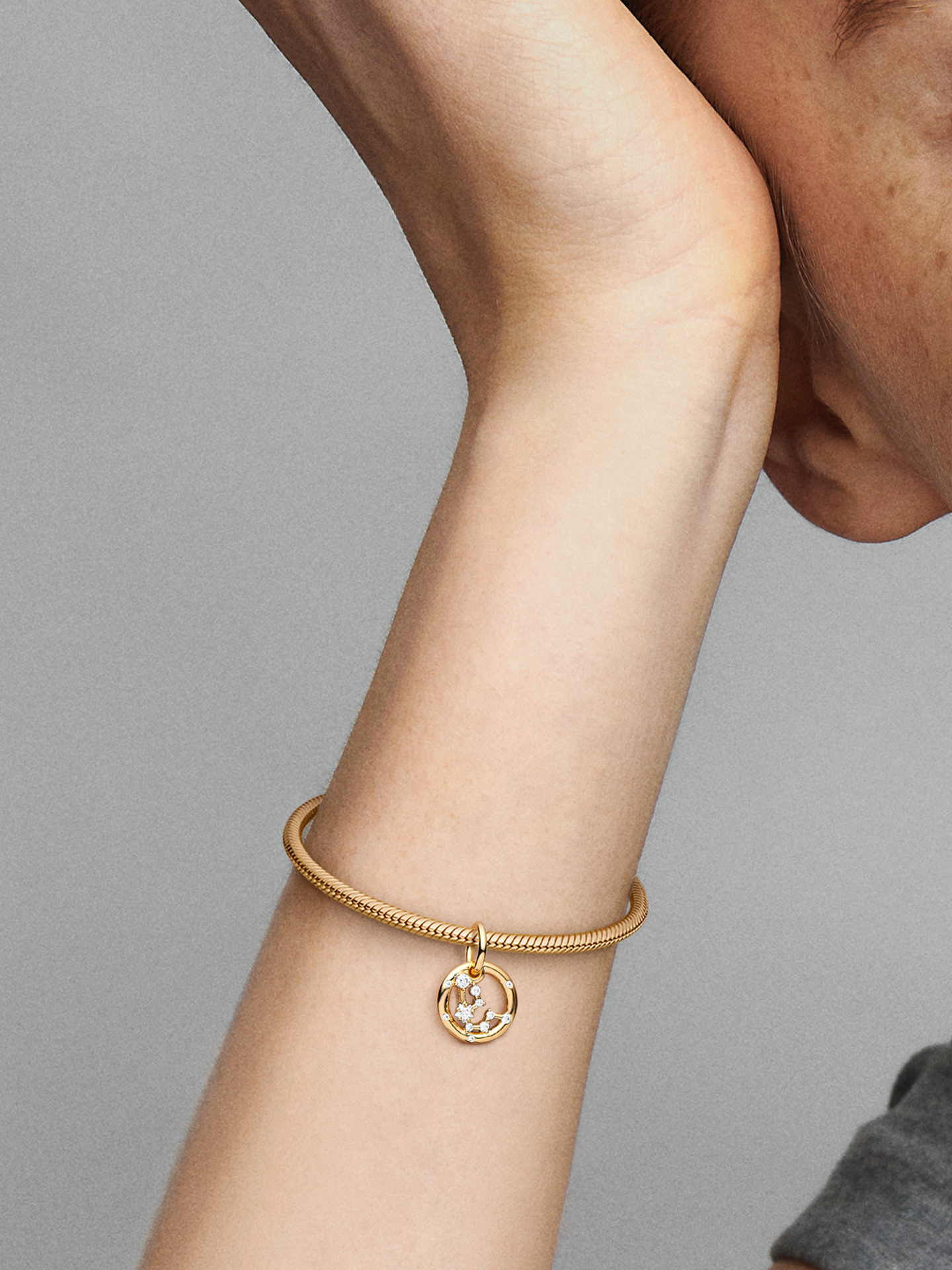 Женский шарм Pandora Aquarius Zodiac Dangle Charm, цвет: Позолоченный — фото 3